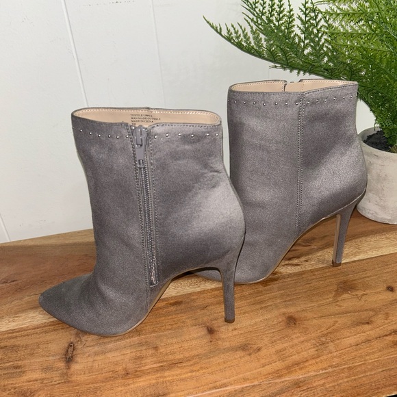 NEIMAN MARCUS (8) STUDDED GREY “MICRO SUEDE”, NWOT! BEAUTIFUL. NEVER WORN. - Picture 5 of 10